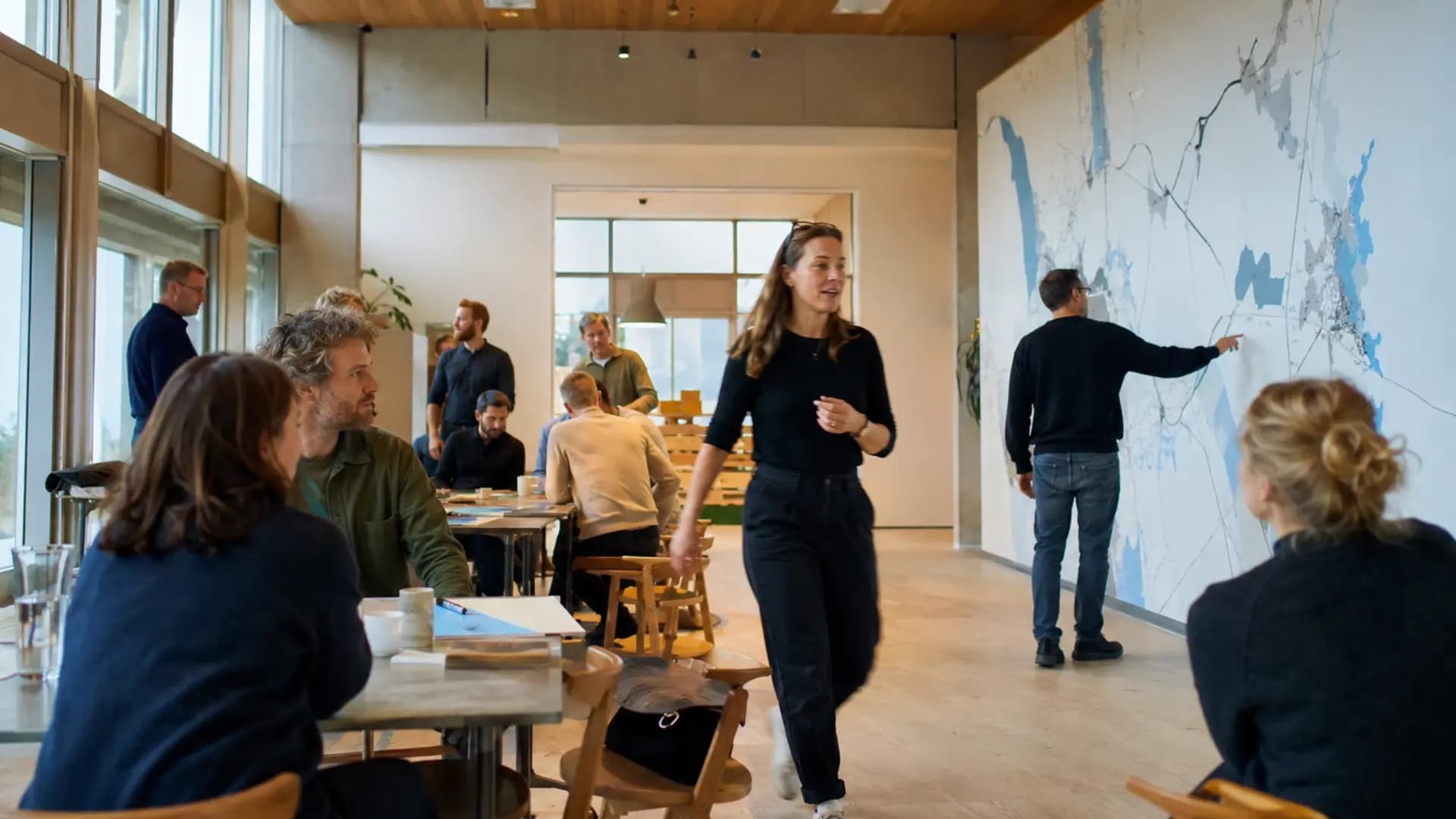 Kollegaer fra forskellige fagområder arbejder sammen om en fælles opgave