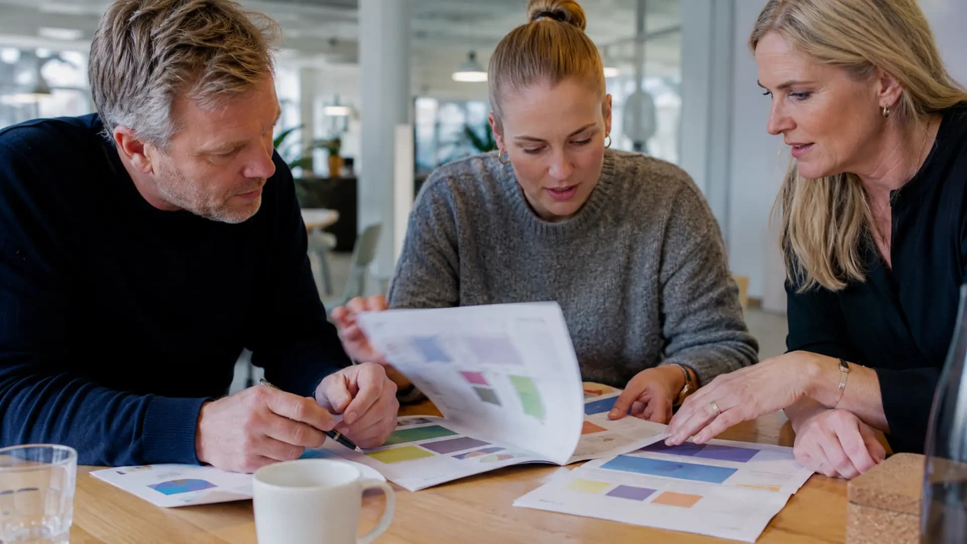 Tre kollegaer sammenligner profiler og mønstre i et konkret arbejdsmateriale