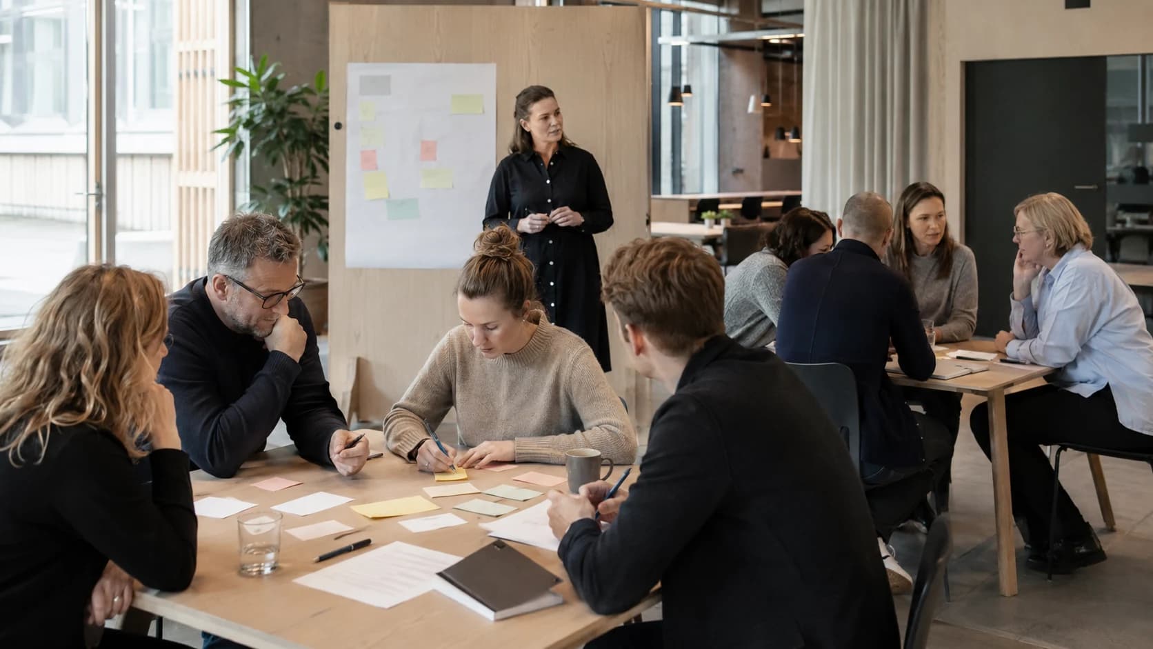 En afdeling arbejder fokuseret i mindre grupper under en faciliteret workshop