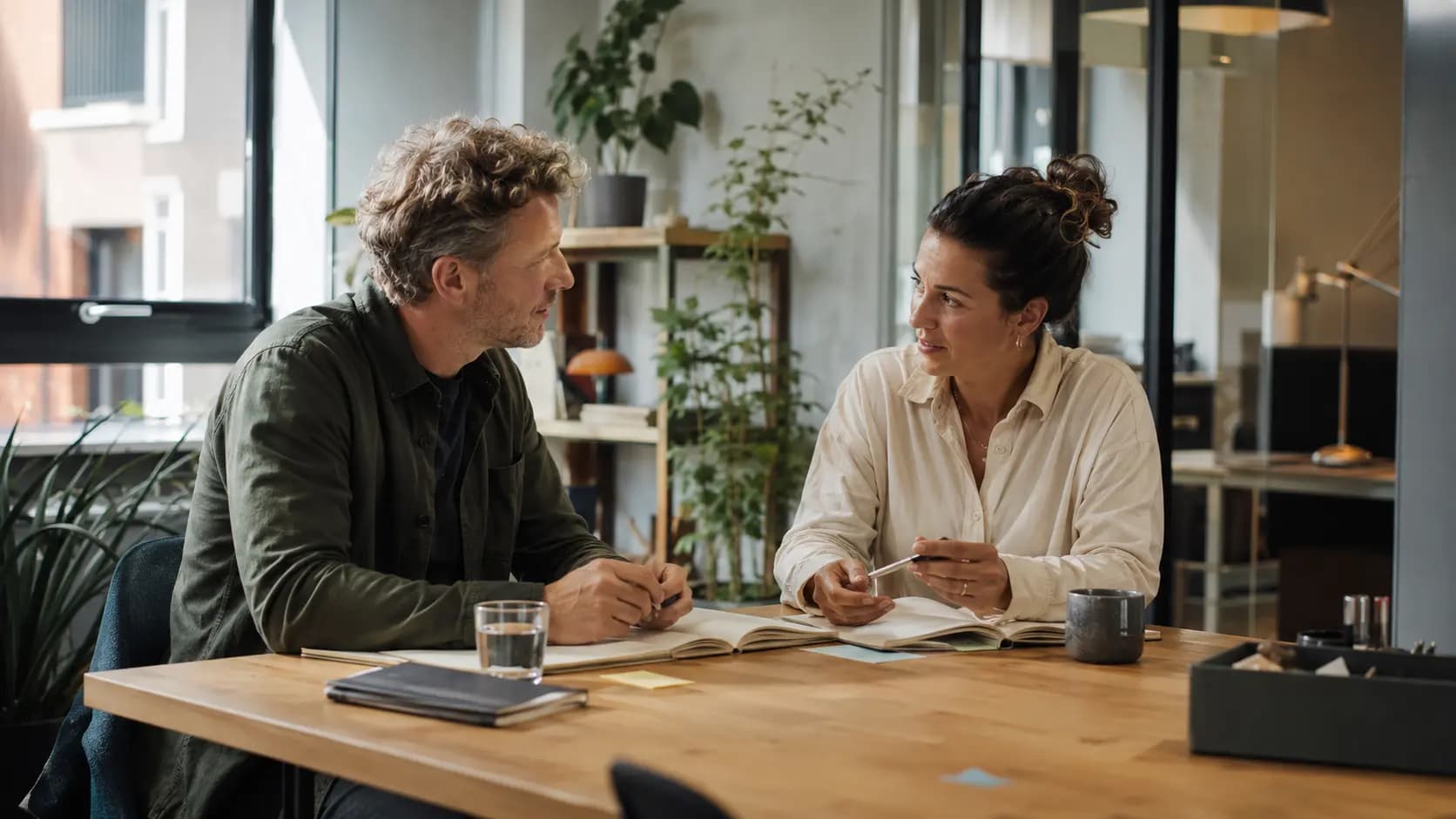 En leder og medarbejder har en fokuseret udviklingssamtale