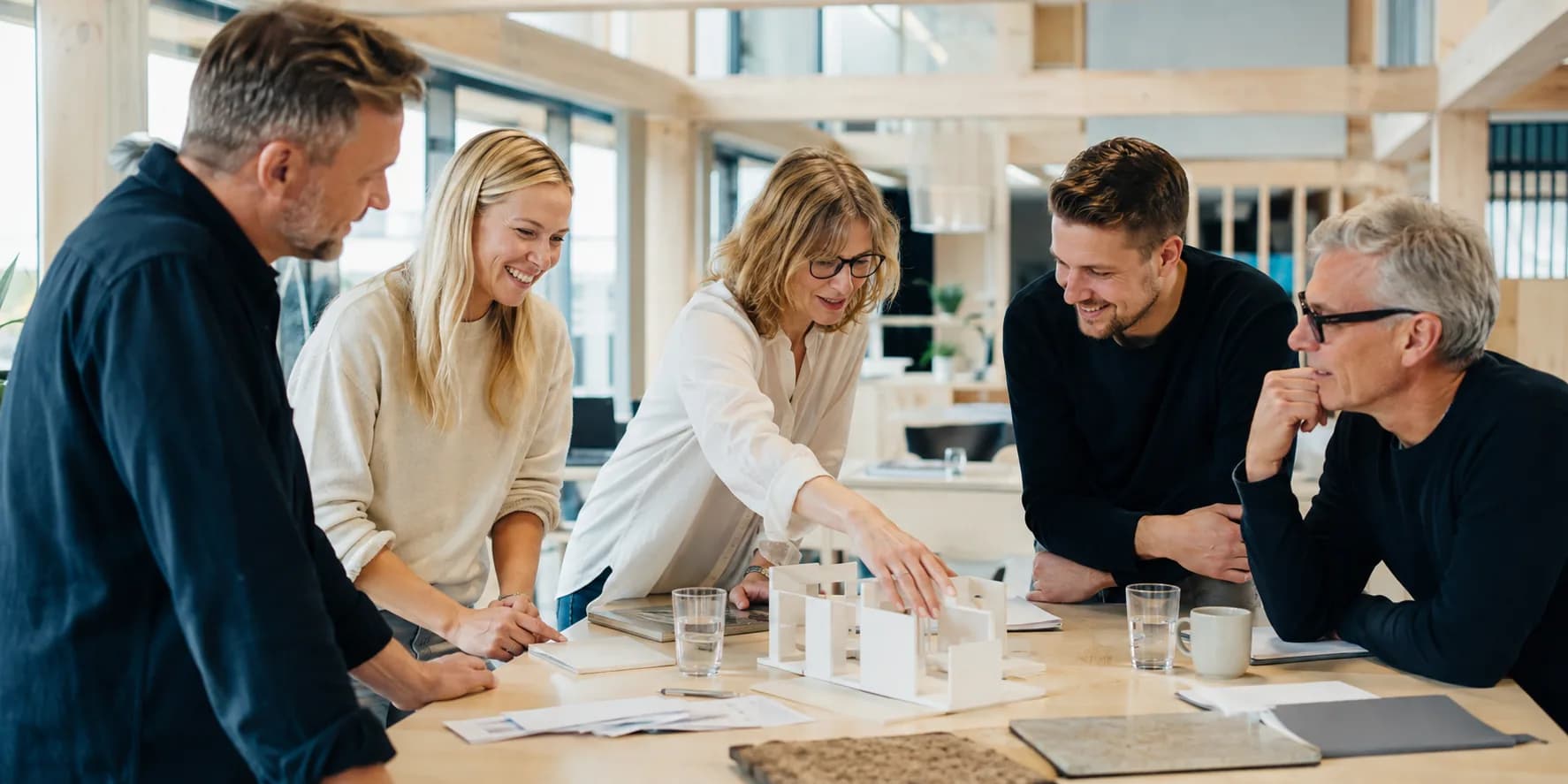 Et team undersøger en konkret opgave sammen omkring et bord