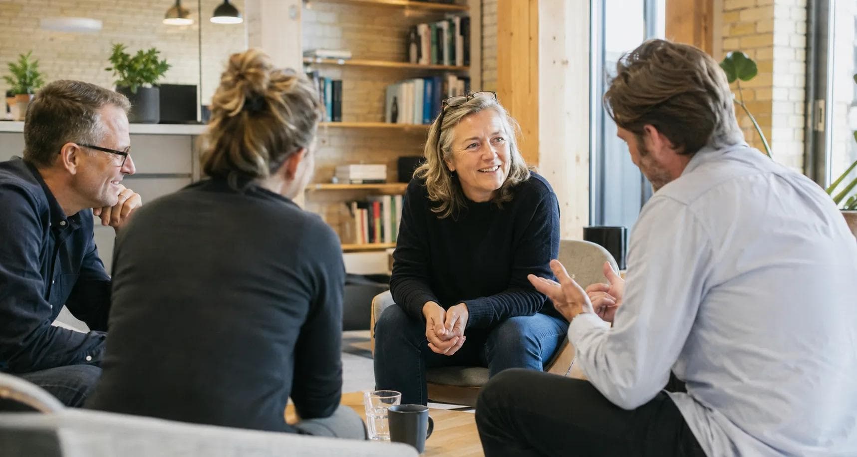 En erfaren rådgiver i et roligt skandinavisk arbejdsmiljø