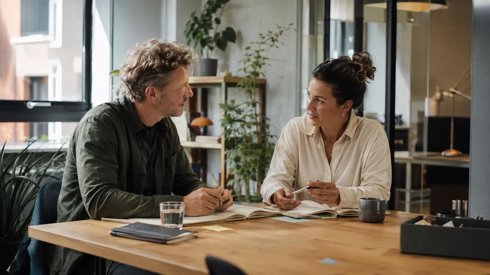En leder og medarbejder har en fokuseret udviklingssamtale